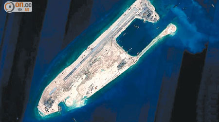 中國在永暑礁建造的跑道被指將完工。（資料圖片）