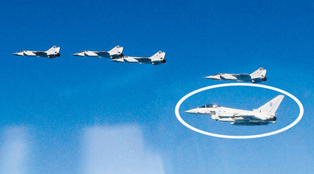 英軍派出旋風戰機（圓圈示）攔截俄國軍機。（英國皇家空軍圖片）