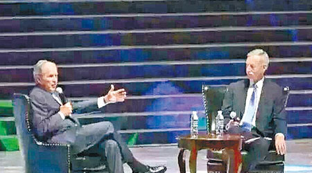 喬治布殊（左）抵達廣州出席商業活動大談中美關係。（互聯網圖片）