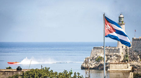 克魯赫與他的船員駕駛「阿帕奇之星號」，抵達古巴哈瓦那。（互聯網圖片）