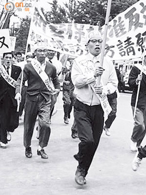 一九六○年日本曾有大批學生發起抗爭。（黑白圖片）