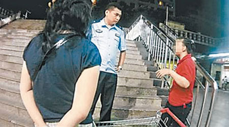 警員調解李大媽（左）與超市女職員的偷拍糾紛。（互聯網圖片）