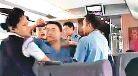 男子揮拳打向女乘務員的臉部。（互聯網圖片）