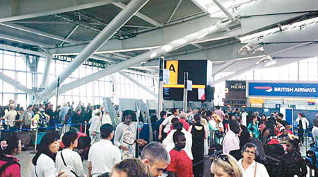 大批旅客滯留機場，怨聲載道。（互聯網圖片）