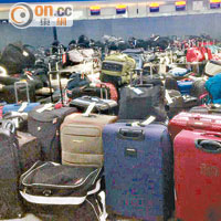 客運大樓的離境大堂堆滿行李。
