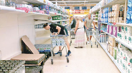 民眾紛紛到超級市場購買樽裝水。（互聯網圖片）
