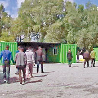 報道指，敦刻爾克的難民營附近有偷渡集團收錢偷運人蛇。（互聯網圖片）