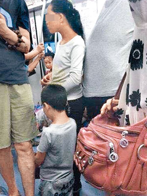 男童在地鐵車廂內下跪行乞。（互聯網圖片）