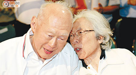 李光耀（左）因妻子柯玉芝（右）離世受打擊。