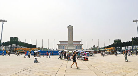 立體花壇主體造型的「長城」聳立在天安門廣場上。（中新社圖片）