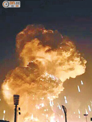 天津集裝箱碼頭爆炸，現場升起蘑菇雲。