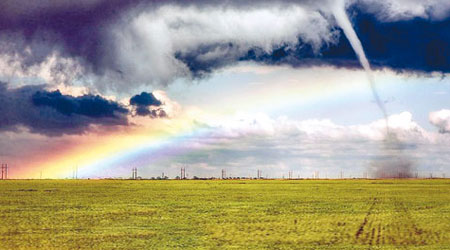 彩虹在龍捲風下仍見色彩絢爛。（互聯網圖片）