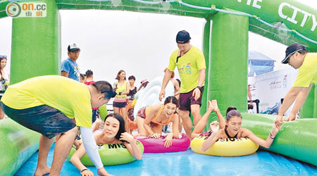 深圳瘋滑全城嘉年華Slide The City 滑水道吸引大批遊客。（黃少君攝）