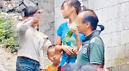 暗訪記者拍下王杰（右）及山區貧窮女童。（電視畫面）