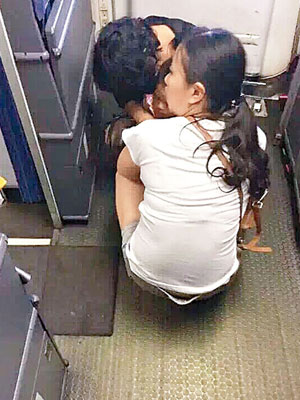 深圳航空有乘客縱容小童在機艙通道上大便。（互聯網圖片）