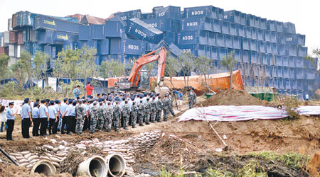 昨日為天津大爆炸遇難者「頭七」，救援部隊、武警及公安在現場默哀。（中新社圖片）