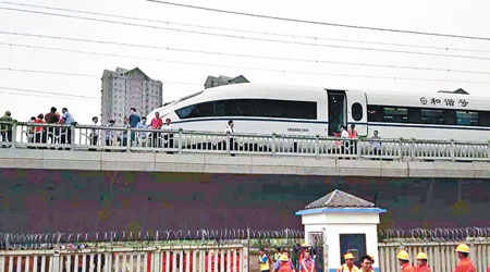 大批民眾圍觀停在軌道的列車。（互聯網圖片）