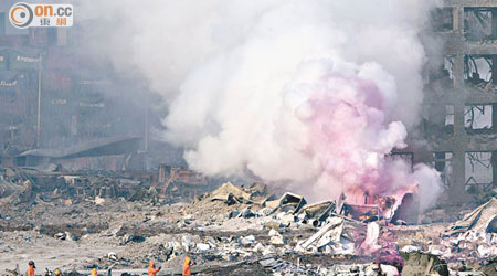 天津爆炸翌日現場冒出疑似毒氣，當局至今仍未公布爆炸原因。