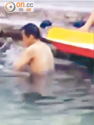 一名亞裔男子在威尼斯運河中洗澡。