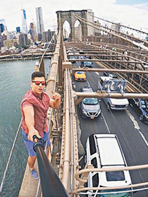 卡努赫攀上布魯克林大橋自拍。（互聯網圖片）