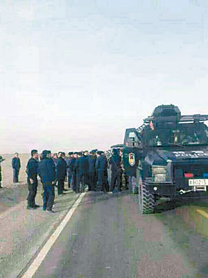 新疆警方早前亦曾動員上萬民眾圍捕恐怖分子。（互聯網圖片）