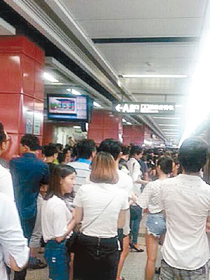 前晚事發後地鐵月台上擠滿乘客。（互聯網圖片）