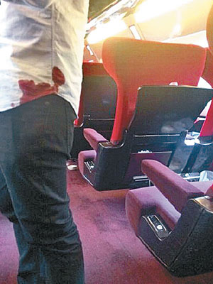 在車上的華人網民拍下有乘客衣服沾血。（互聯網圖片）