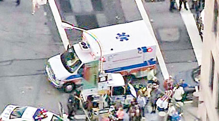 槍擊案發生後，大批救護及執法人員趕抵現場。（互聯網圖片）