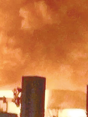 山東<br>山東潤興化工廠前晚爆炸後引發大火。（互聯網圖片）