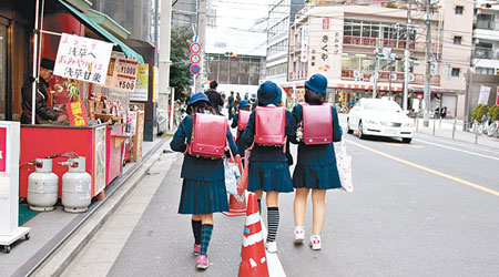 日本小學生專用硬式雙肩書包成為華客搶購貨品。（互聯網圖片）