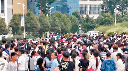 大批學生聚集抗議。（互聯網圖片）