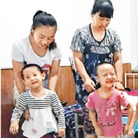 劉星（後排左）每天與母親及丈夫輪流照顧三胞胎。（互聯網圖片）