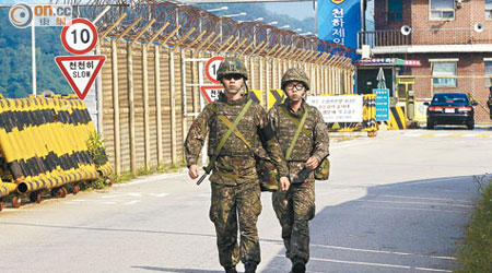 南韓士兵於邊境的大橋上巡邏。