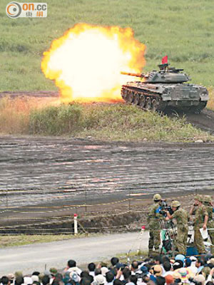 日本陸上自衞隊舉行全國最大規模的實彈射擊訓練。