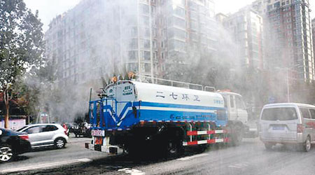 鄭州街道上每日有灑水車出現。（互聯網圖片）