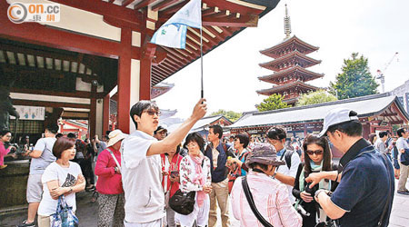 中國出境人數去年首次過億，圖為中國遊客在日本東京淺草寺旅遊。（資料圖片）