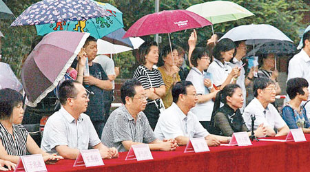 學校領導堅持淋雨，被批評「做騷」。（互聯網圖片）