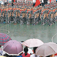 學生堅持在雨中完成會操表演。（互聯網圖片）