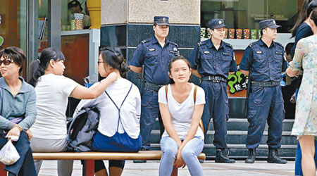 北京街頭的保安力量近日明顯加強。（互聯網圖片）