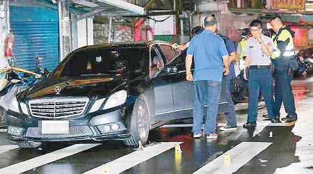 警方在涉事車輛旁取證。（互聯網圖片）