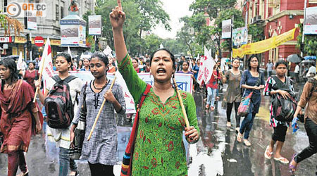 印度強姦案嚴重，當地婦女不時上街要求當局加強執法。（資料圖片）