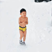 「裸跑弟」近年出位舉動<br>2012年(4歲)：美國紐約雪地裸跑（上圖）、參加青海國際OP級（15歲以下單人）帆船賽、攀登日本富士山
