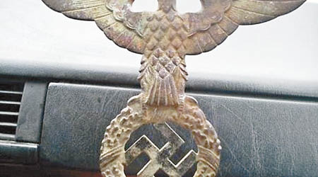 民眾展示發現的納粹徽章。（互聯網圖片）