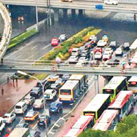 解除限行加上天雨使道路水浸，北京部分地方交通癱瘓。（互聯網圖片）