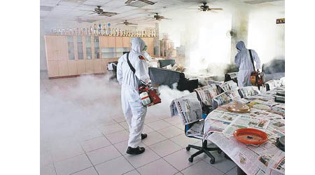 化學兵於台南部分校園噴藥消毒。（互聯網圖片）