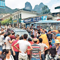 驢友們在楊堤碼頭聚集示威表達不滿。