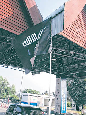 馬來西亞一座大橋上突現一面IS旗幟。（互聯網圖片）