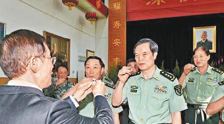 張震長子張曉陽（左）與多名將軍舉杯為張震壯行。（互聯網圖片）