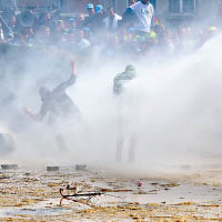 布魯塞爾警方用水炮驅散示威者。