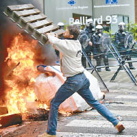 有參與示威的農民焚燒木材洩憤。